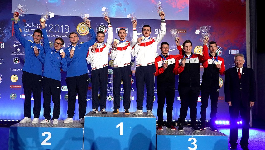 Podio carabina libera a terra juniores uomini