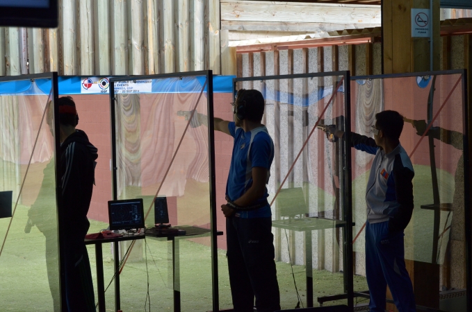 Dario Di Martino durante la gara di pistola sportiva juniores uomini