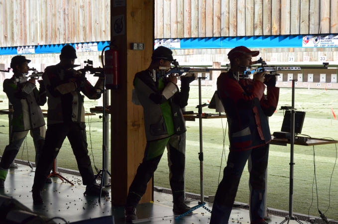 Giuseppe Pio Capano durante la qualificazione di carabina libera 3 posizioni juniores uomini