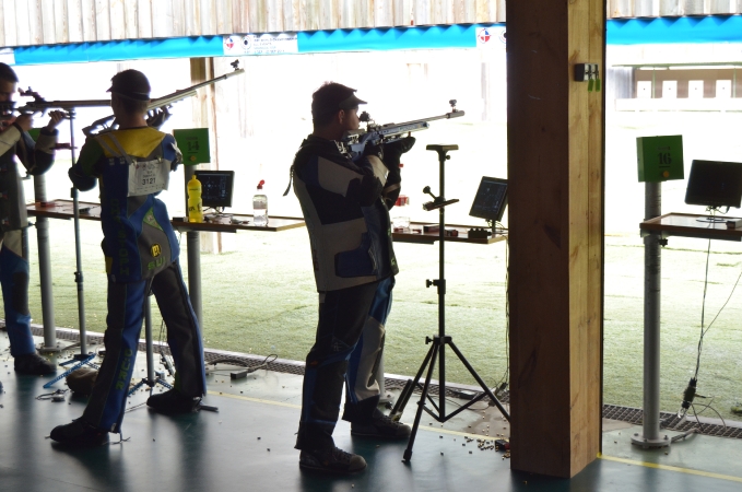 Lorenzo Bacci durante la qualificazione di carabina libera 3 posizioni juniores uomini