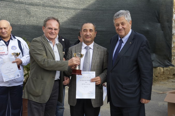 Il Presidente Obrist premia il Presidente del CR Puglia