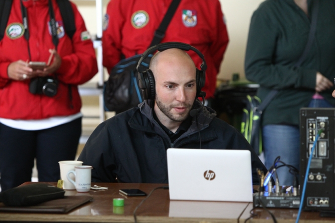 Niccolò Campriani commenta la Finale di carabina sportiva 3 posizioni donne per la ISSF TV