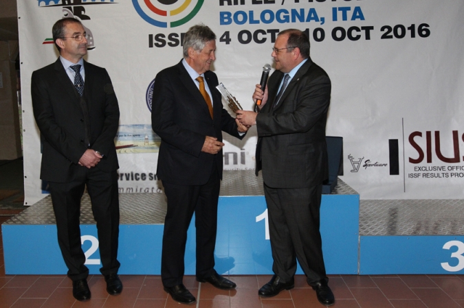 Il Presidente Obrist con il Segretario Generale ISSF Franz Schreiber e il Competition Manager della Coppa del Mondo Nicola Tegoni