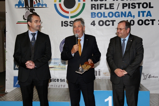 Il Presidente Obrist con il Segretario Generale ISSF Franz Schreiber e il Competition Manager della Coppa del Mondo Nicola Tegoni