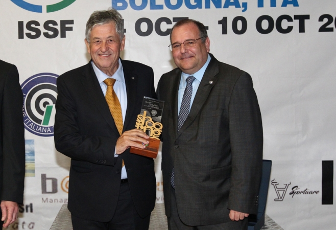 Il Presidente Obrist riceve il Trofeo ISSF dal Segretario Generale ISSF Franz Schreiber