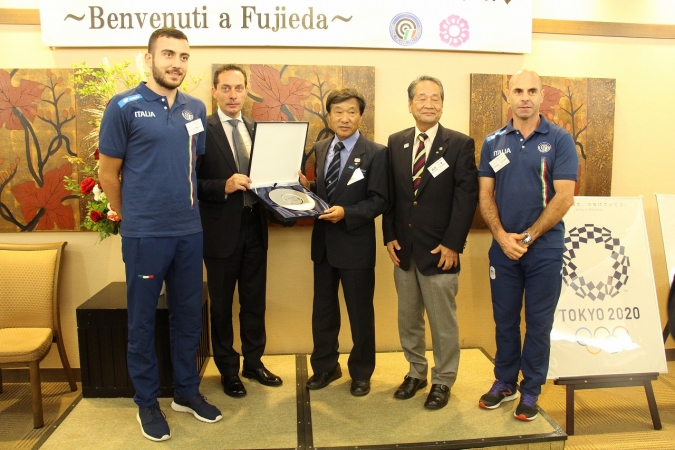 con il presidente dell'associazione tiro a segno di shizuoka