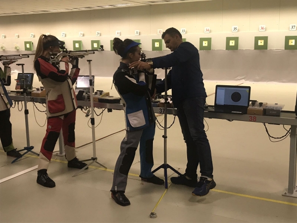 Una sessione di allenamento della squadra di carabina